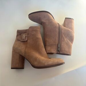 Lord & Taylor 424 Fifth taupe suede block heel ankle boots- size 6